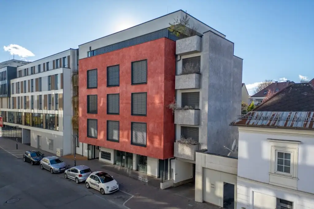 ZENTRUM FUSSLÄUFIG | Neuwertige Wohnung mit Garten und Tiefgarage, fußläufig zum Markt und zur Innenstadt