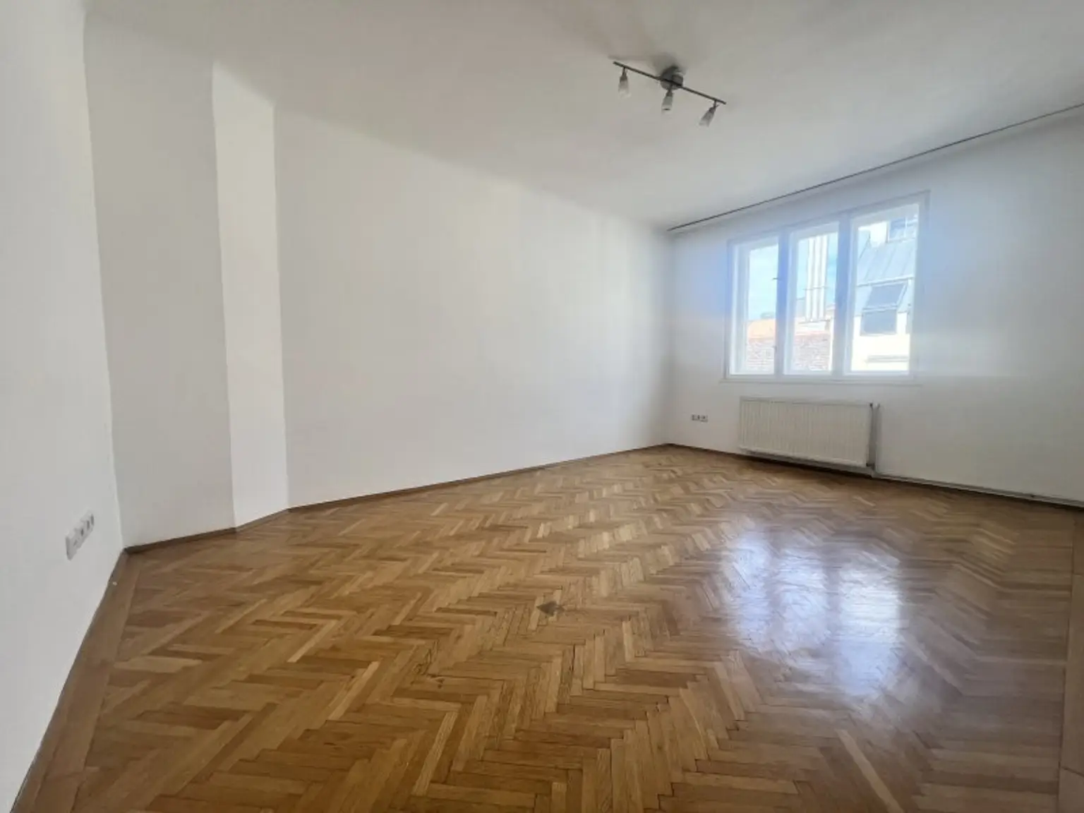 Wunderschöne 2 Zimmer Wohnung in ruhiger Seitenstraße zur Krottenbachstraße im 4. Liftstock