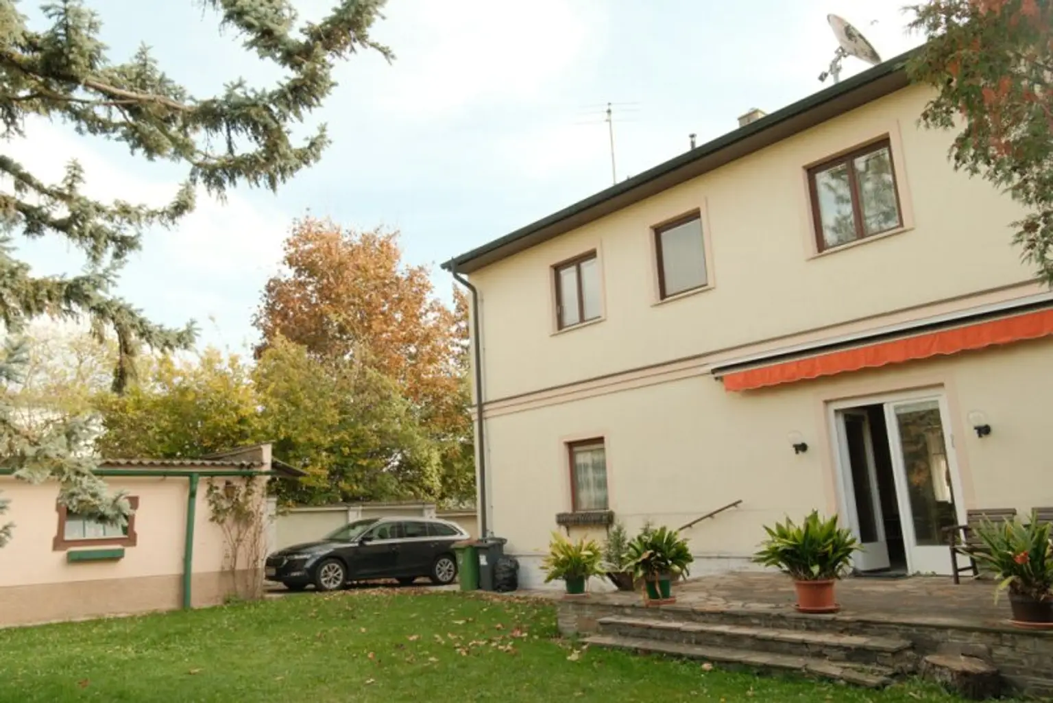 Zistersdorf: A5 - Nähe: großzügiges Wohnhaus ( 2 Wohneinheiten ) mit traumhaften Garten, Garage und Werkstatt