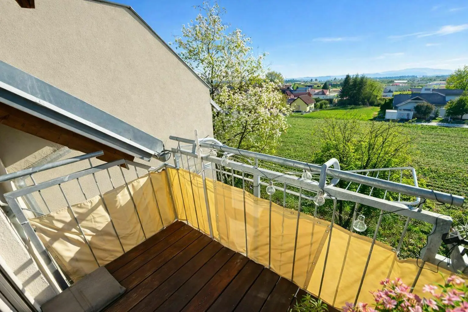 Blick 1 Balkon Frühling_Sommer