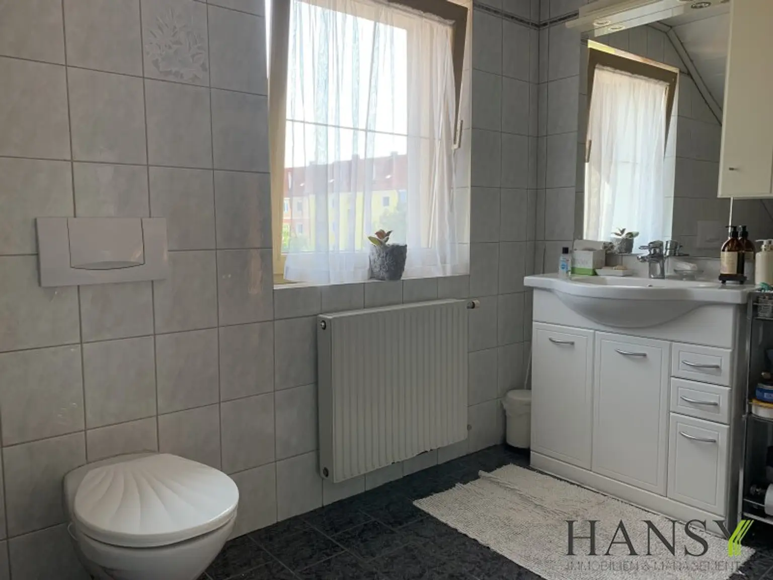 Großzügiges, bezugsfertiges Traumhaus mit Baugrund, Doppelgarage und Gartenidylle