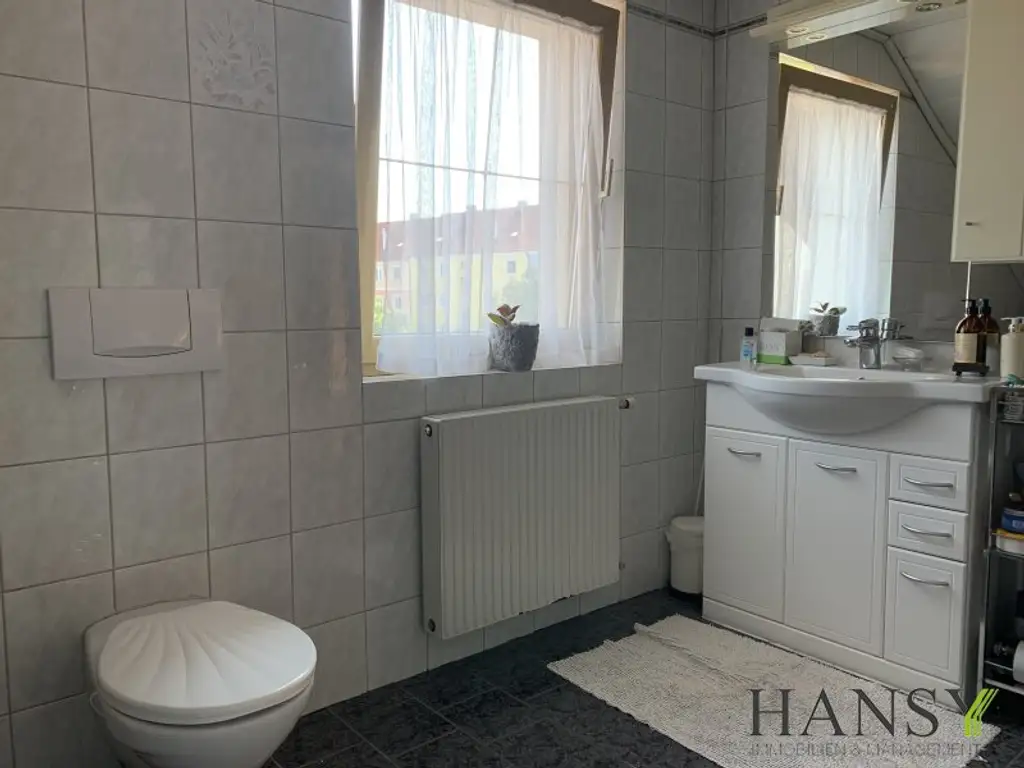 Großzügiges, bezugsfertiges Traumhaus mit Baugrund, Doppelgarage und Gartenidylle