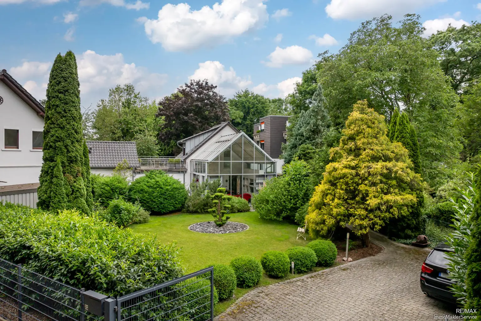 Gartenansicht mit Wintergarten