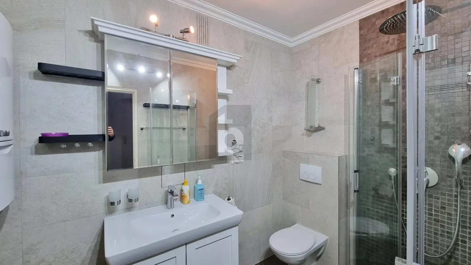 SCHÖNER FAMILIENHIT IN ZENTRALER LAGE!