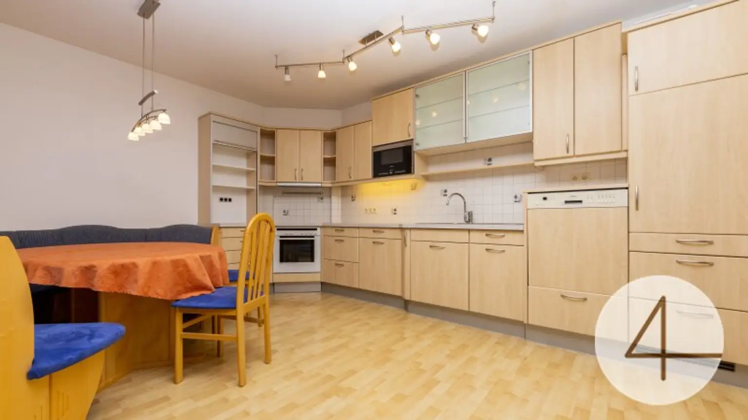 Dachgeschosswohnung mit Balkon in ruhiger aber zentraler Lage! Bahnhofsnähe