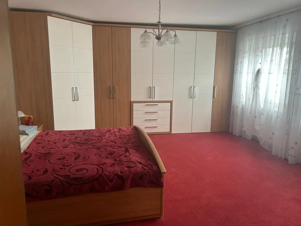 2 Familienhaus mit Pool und Outdoorküche/Poolhaus - Garage für 3 Autos -SOFORT VERFÜGBAR-DACHBODEN AUSBAUBAR