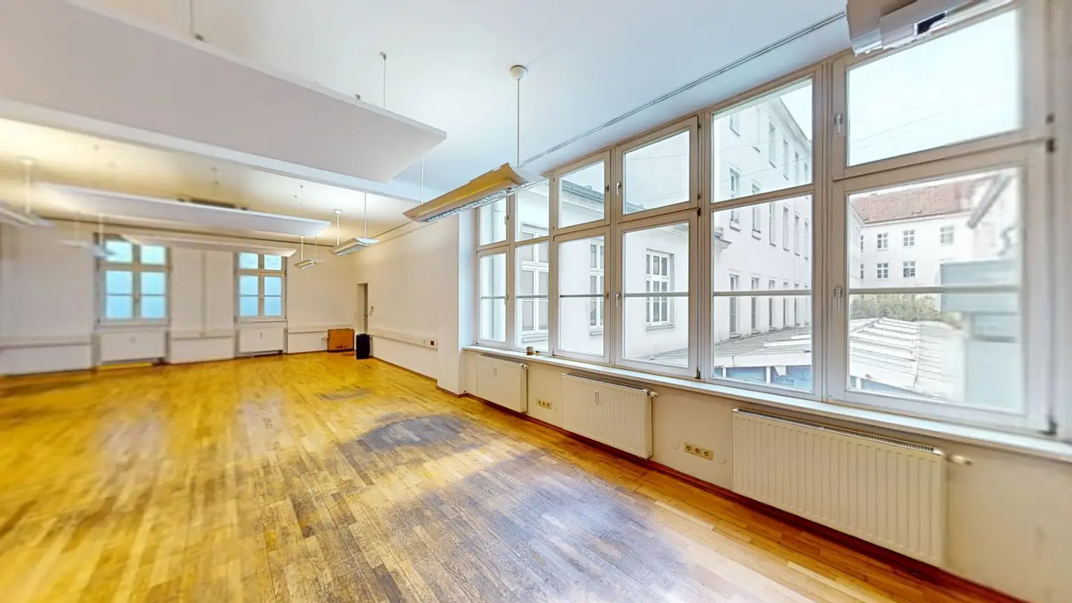 Helle Bürofläche | 5 Zimmer | Klimaanlage | 1. Liftstock | Mariahilf – Erweiterungsmöglichkeit bis ca. 1100 m²