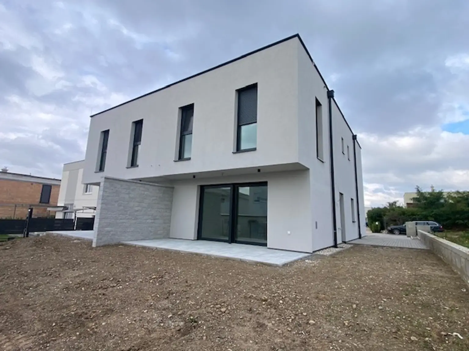 Moderne Doppelhaushälfte in Parndorf: Erstbezug mit Garten und Terrasse!