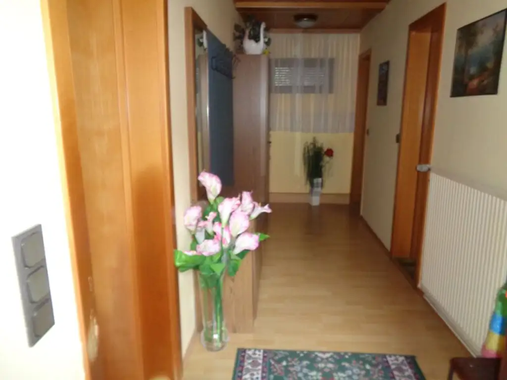 Jedenspeigen: S- Bahn: kleiner, bezugsfertiger Wohnhit mit Innenhof,ohne Garten