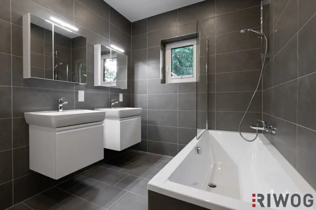 ERSTBEZUG nach Sanierung mit Blick auf Schloss Laudon  | ca. 16 m² Loggia  | Garagenplatz | Vollausgestattete Küche | Erholungsgebiet angrenzend