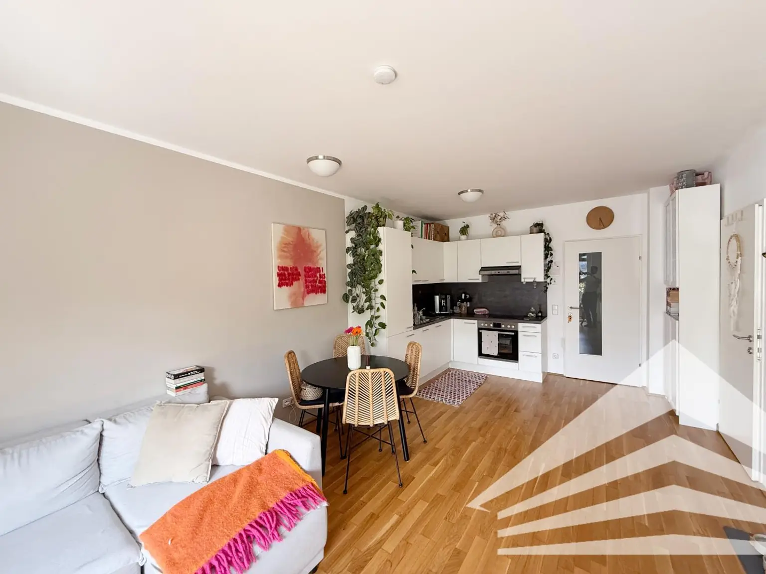 Moderne 2 Zimmer-Wohnung mit Küche und Balkon - TG-Plätze verfügbar