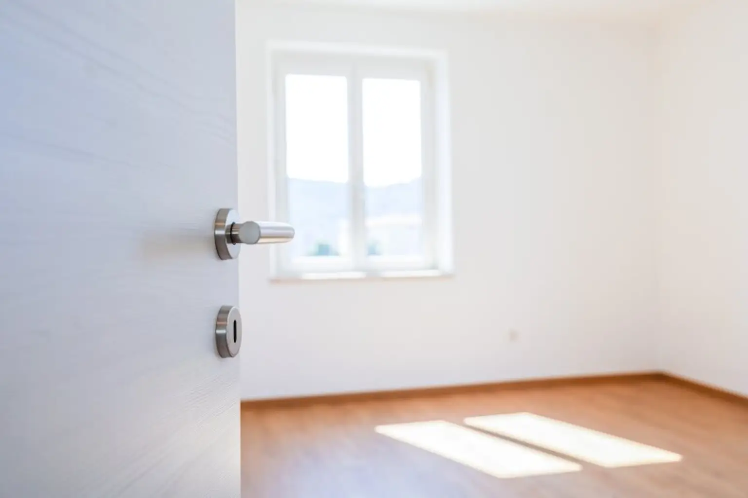 5. STOCK MIT LIFT I DAN KÜCHE I MODERN SANIERT I BADEWANNE I WG TAUGLICH I HAUSTIERE WILLKOMMEN I SEHR HELL I ZENTRALE LAGE BEI HAUPTBAHNHOF I PROJEKT WOHNEN
