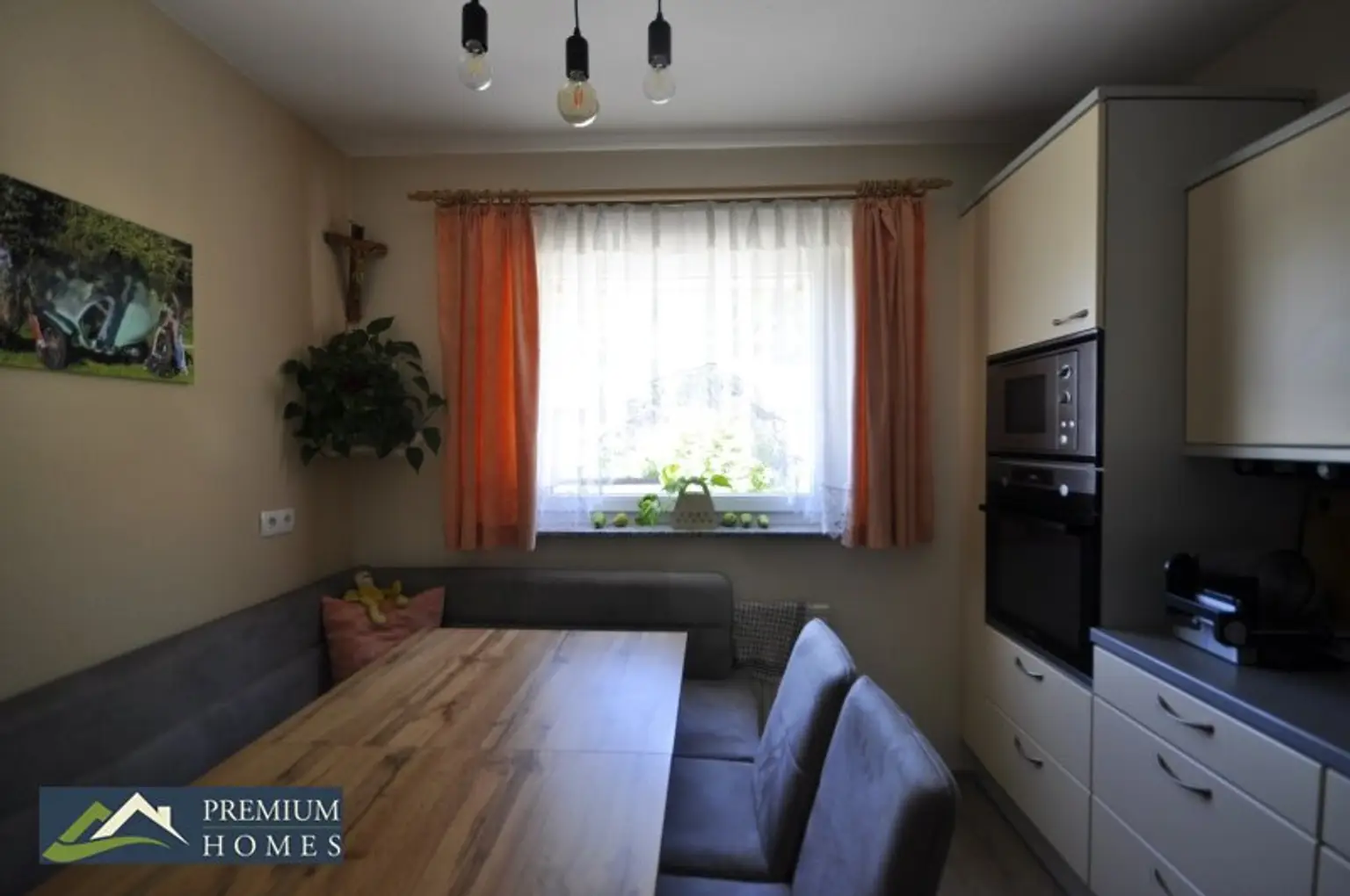 Küchenansicht mit Tisch