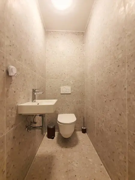 extra Gäste-WC mit Handwaschbecken