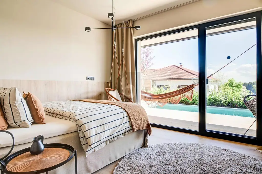 DESIGNBUNGALOW MIT SONNIGEM POOL UND HOCHWERTIGSTER AUSSTATTUNG