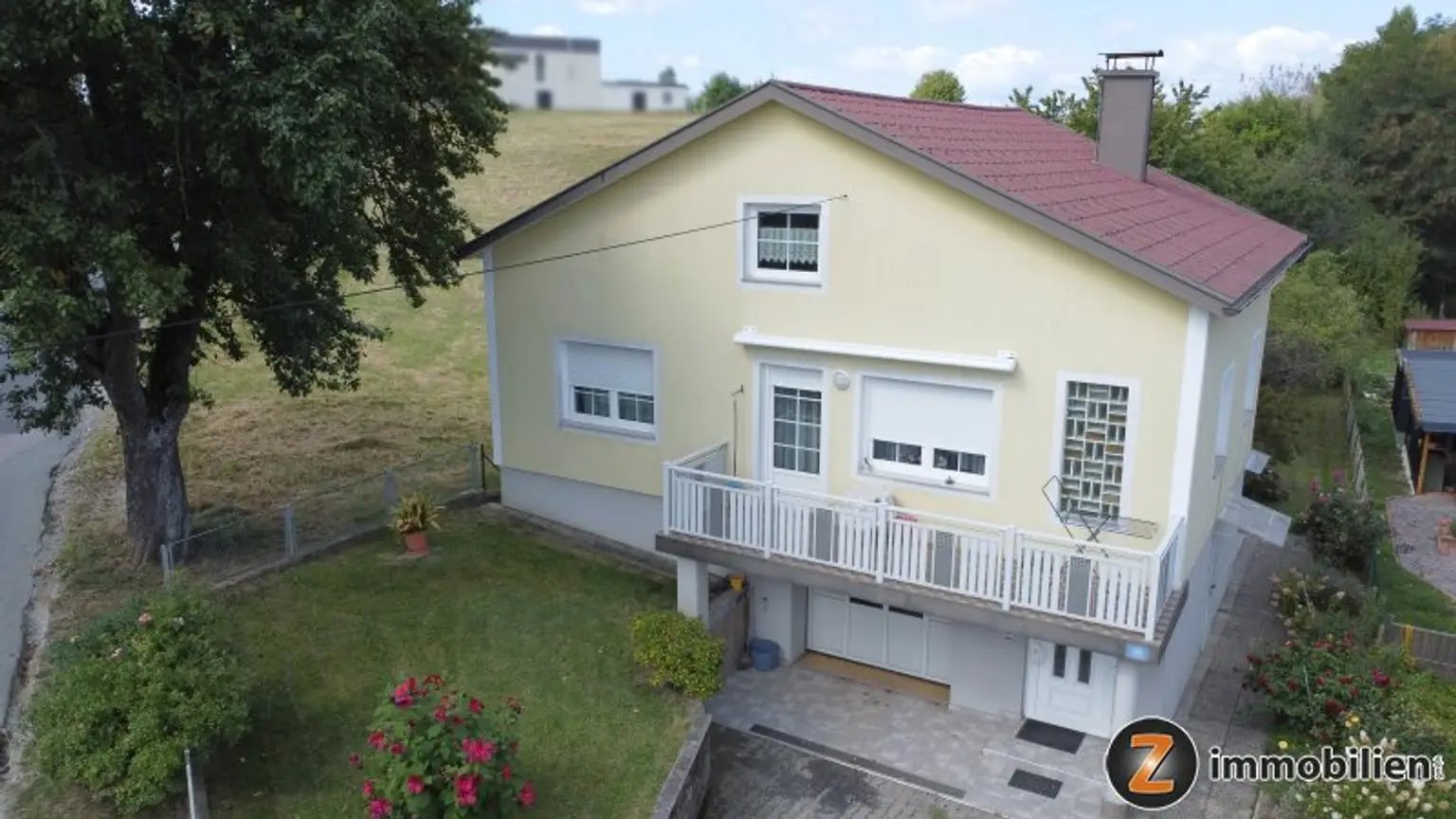 Unterkellertes Einfamilienhaus mit Garage und Obstbaumbestand