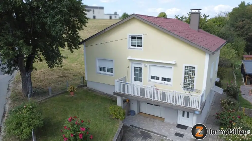 Unterkellertes Einfamilienhaus mit Garage und Obstbaumbestand