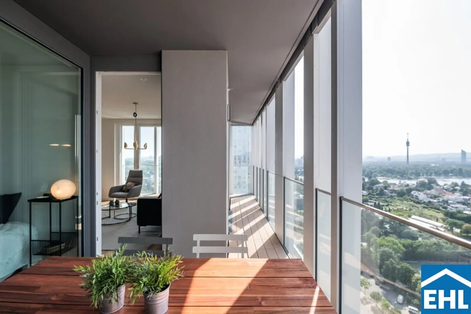 4-Zi.-Erstbezug mit Pool, Sauna & Skylineblick | TOWER HOMES im V22