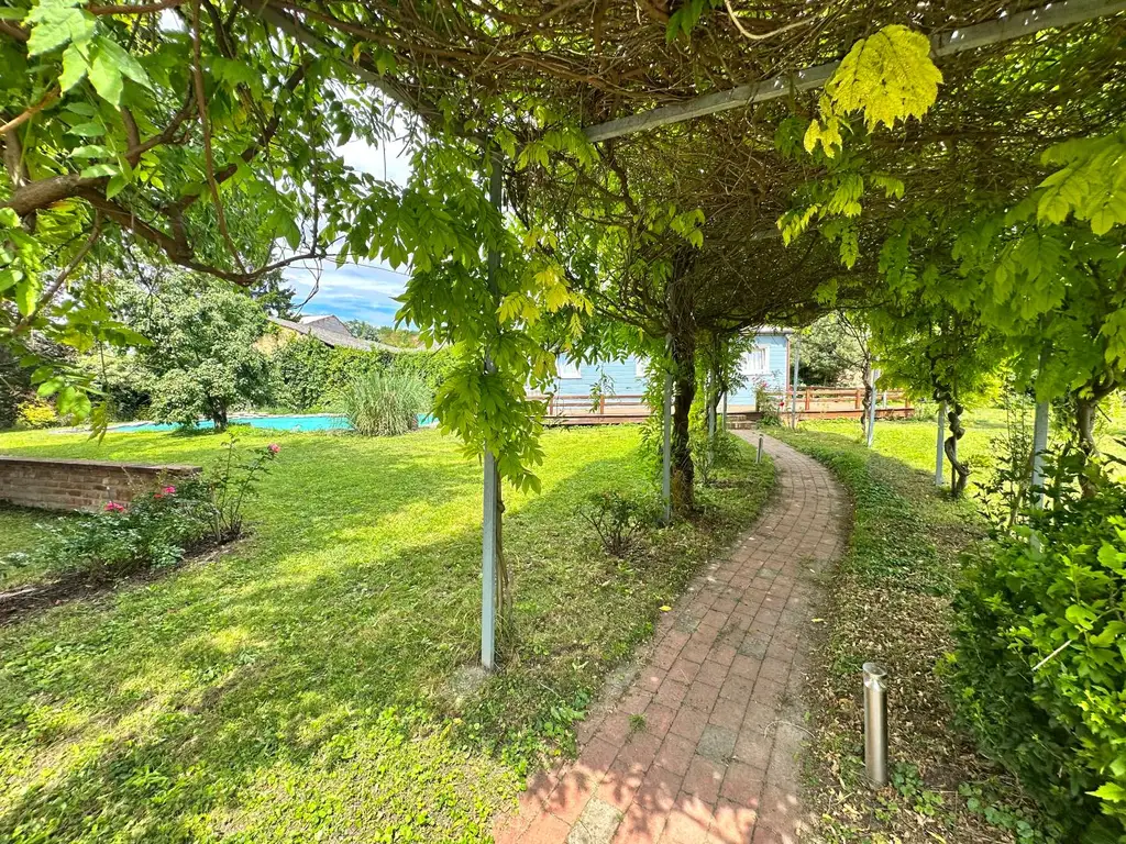 Exklusives Landhaus: Historie, Wellness & kristallklarer Salzwasser-Naturpool