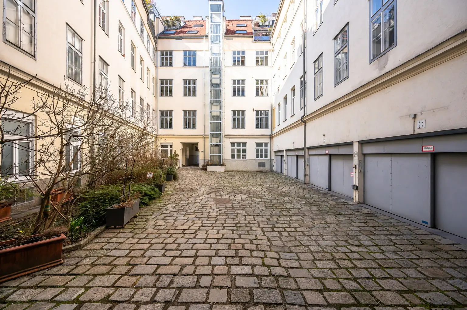 Innenhof mit Stellplatz