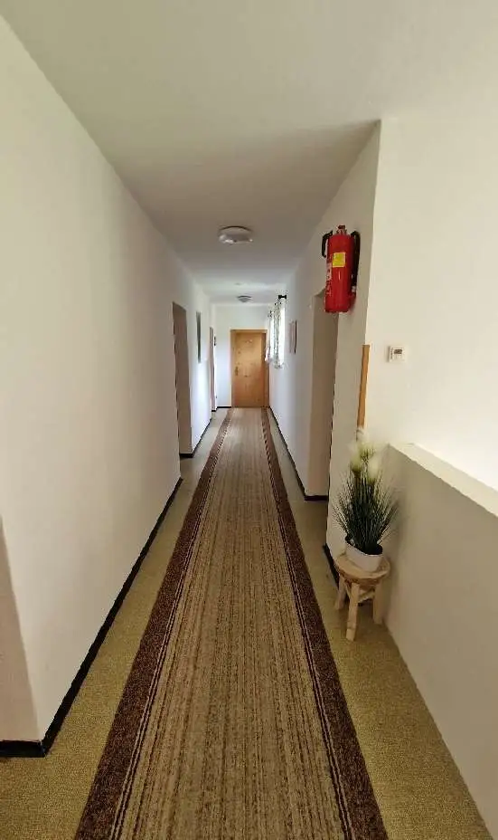 Gästehaus mit 10 Zimmern, privater Wohnung, Restaurant inklusive moderner Gastroküche und Nebengebäude – Ihre perfekte Investitionsmöglichkeit