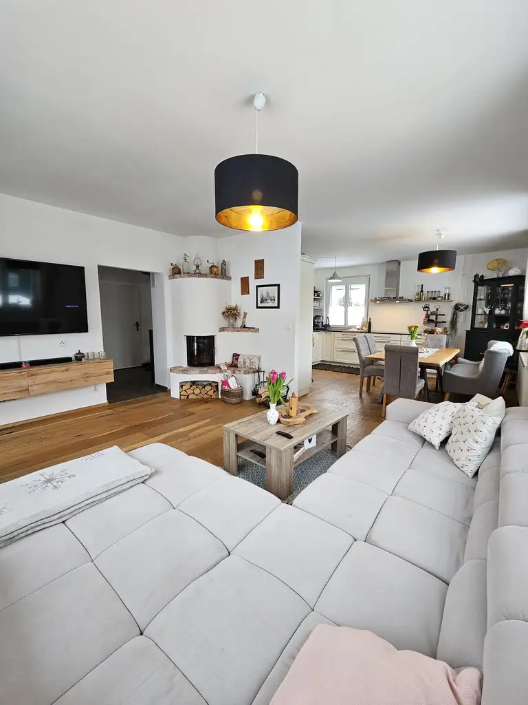 Modernisiertes Einfamilienhaus mit 1.057m² Grundstück, Luftwärmepumpe & PV-Anlage in ruhiger Ortsrandlage von Wopfing