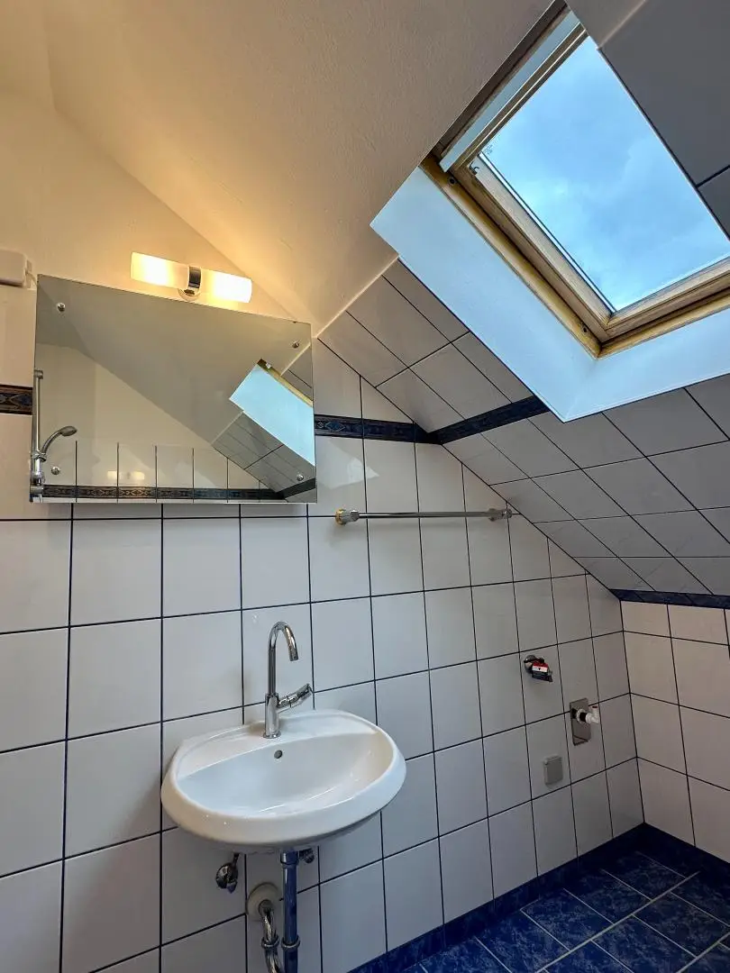 Bade mit Badwanne und Fenster