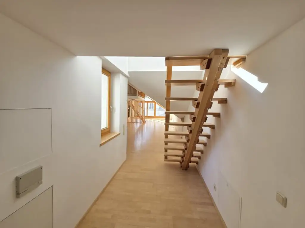 Atelierartige Dachgeschoss - Loftwohnung mit Terrasse