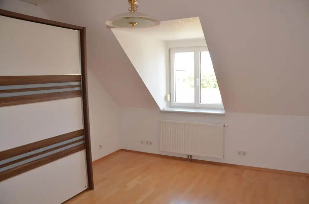 Großzügige Dachgeschosswohnung mit charmanter Ausstattung
