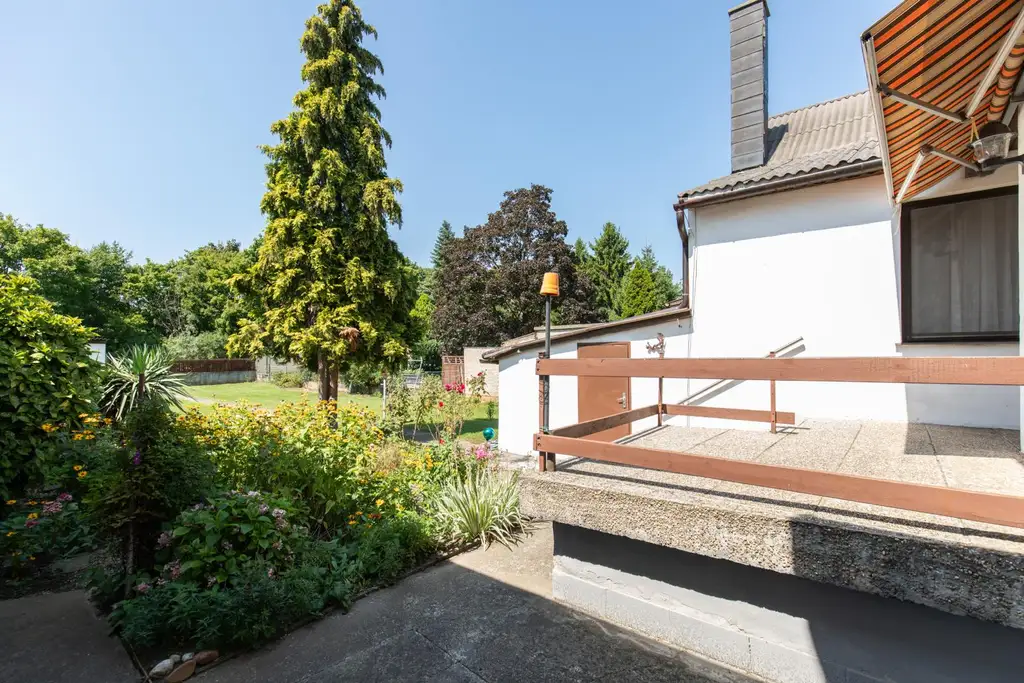 Solides Einfamilienhaus in Halbturn- Wohnen am Schlosspark