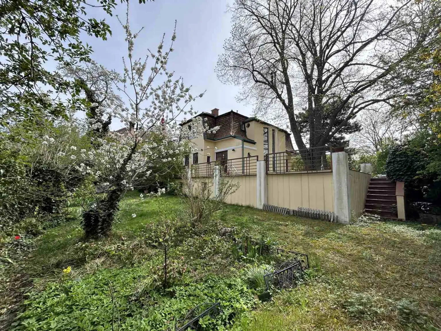 Einfamilien-Villa mit traumhaftem Naturgarten in begehrter Perchtoldsdorfer Lage!