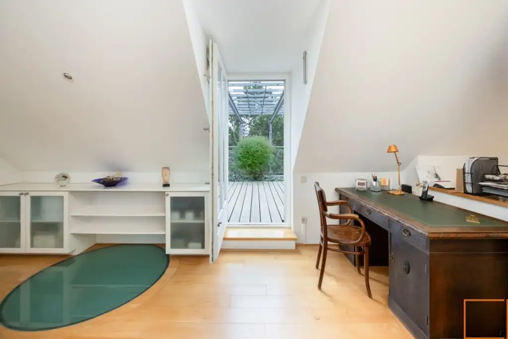 Familiendomizil: Penthouse mit Ateliercharakter, großen Terrassen und Grünblick