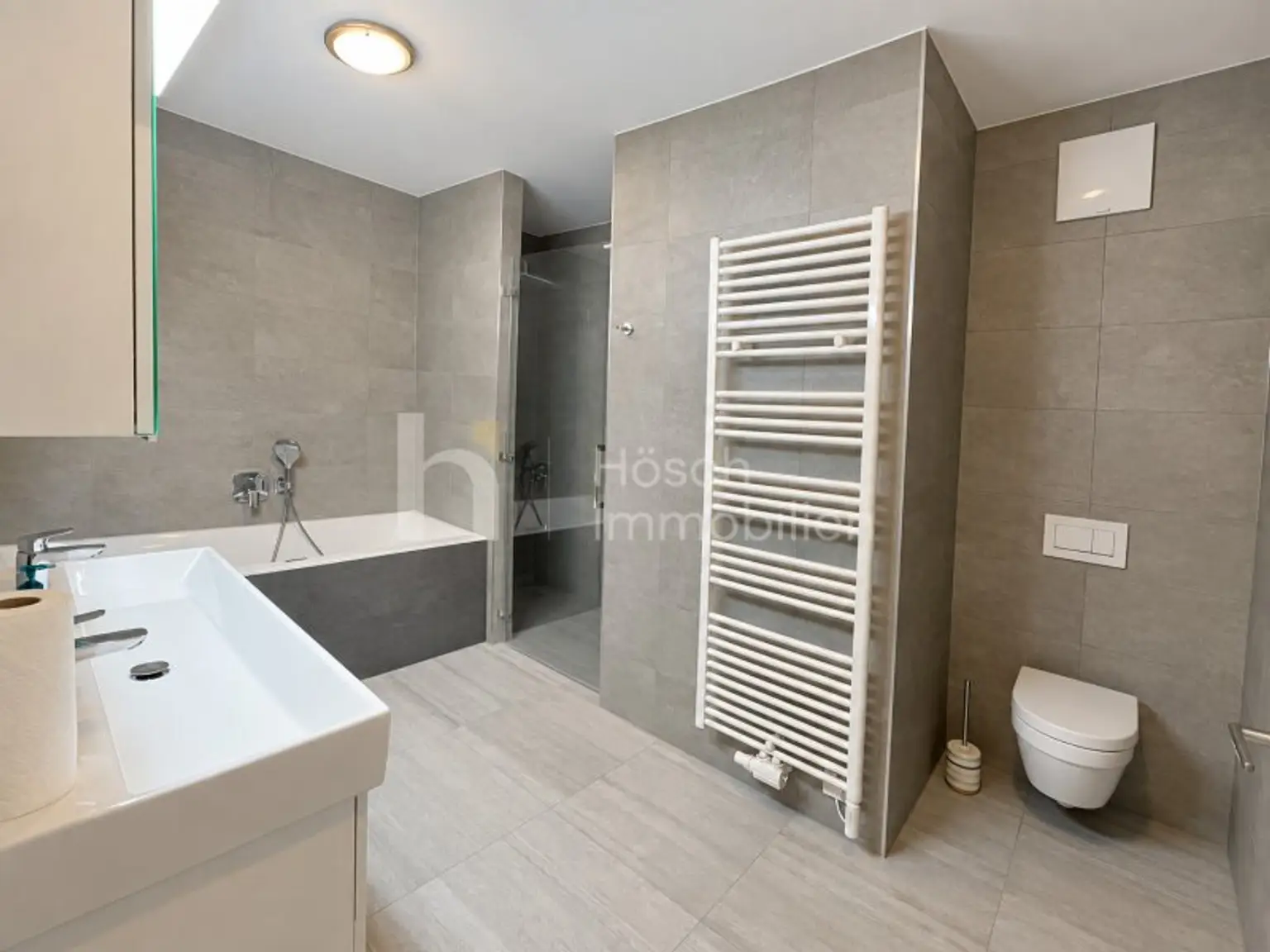 Badezimmer mit Wanne und Dusche – KI-bearbeitet