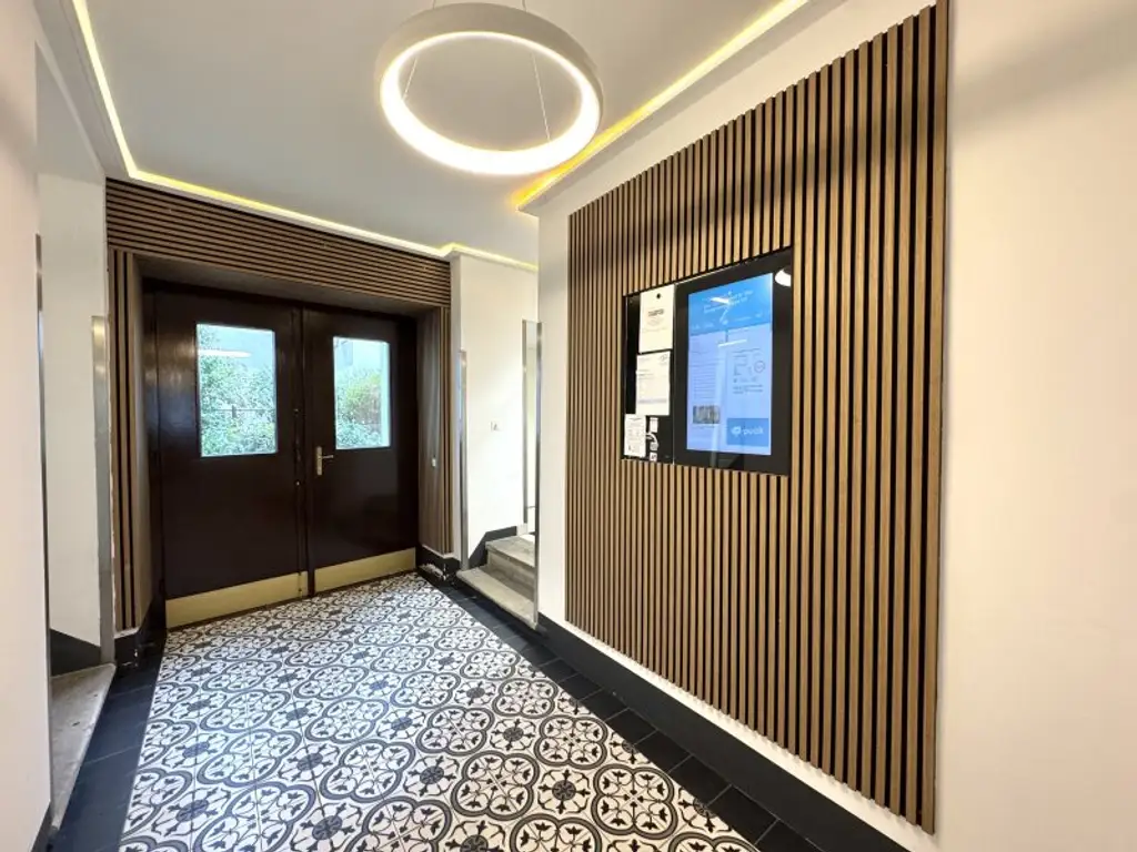 Ein kurzes Spaziergang zur U6 - schöner Altbau inklusive Aufzug - inkl. Einbauküche