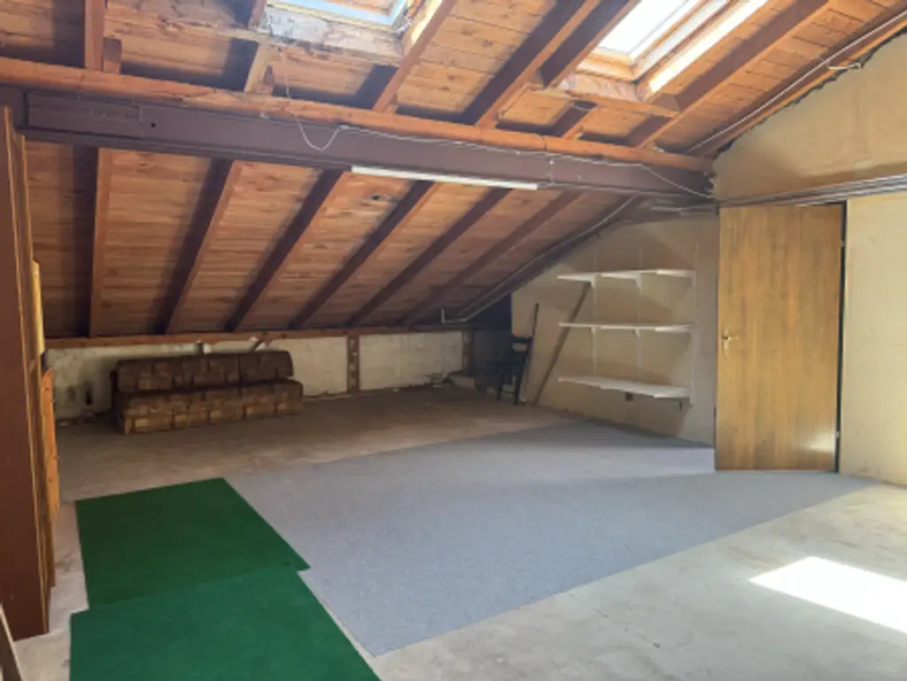 "Einfamilienhaus mit 1110m² Grund mitten im Ort!"