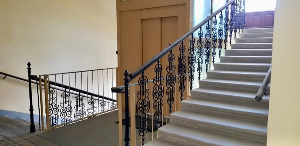 Toplage! Unbefristete Hauptmiete, 83 m2, 2 große Zimmer, extra Küche, schönes Stilhaus! Sofortbezug!