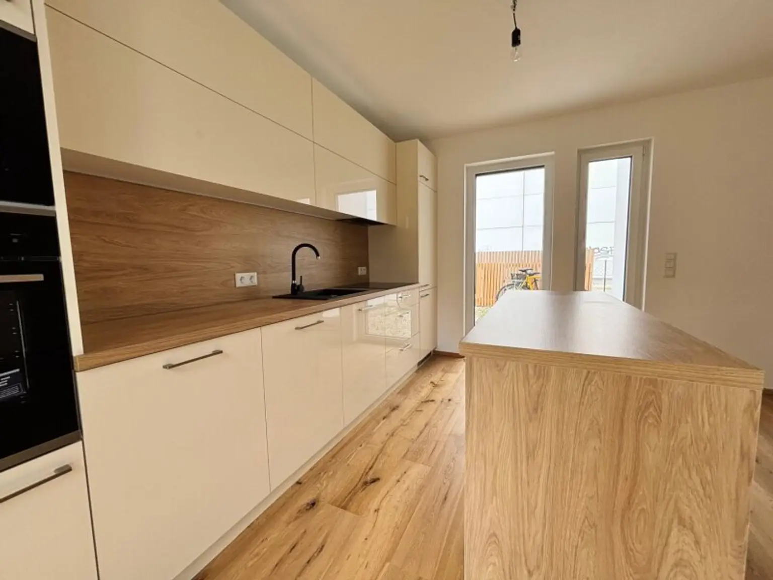 Modernes Eckreihenhaus in TOP-LAGE nahe U6: Erstbezug  mit Garten, Dachterrasse, 5 Zimmern, 2 Bädern – inkl. Küche & Stellplatz