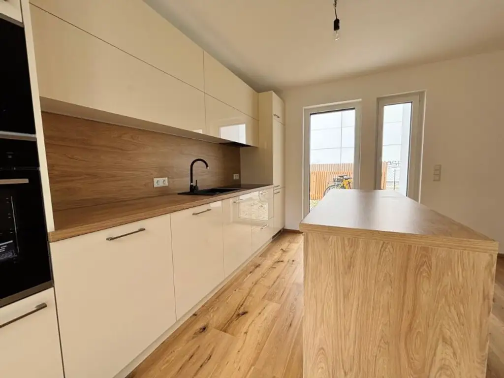 Modernes Eckreihenhaus in TOP-LAGE nahe U6: Erstbezug  mit Garten, Dachterrasse, 5 Zimmern, 2 Bädern – inkl. Küche & Stellplatz