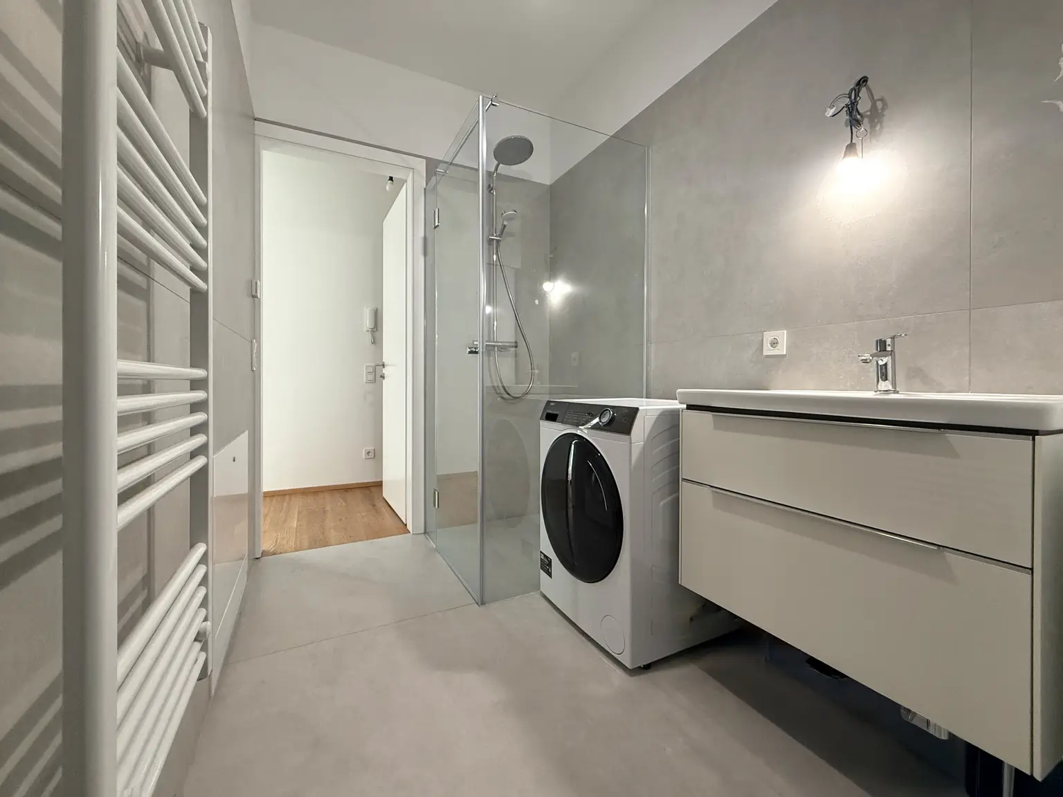 Erstbezug nach Kernsanierung I Luftwärmepumpe + Fußbodenheizung I ruhige Innenhoflage I eigener Liftzugang