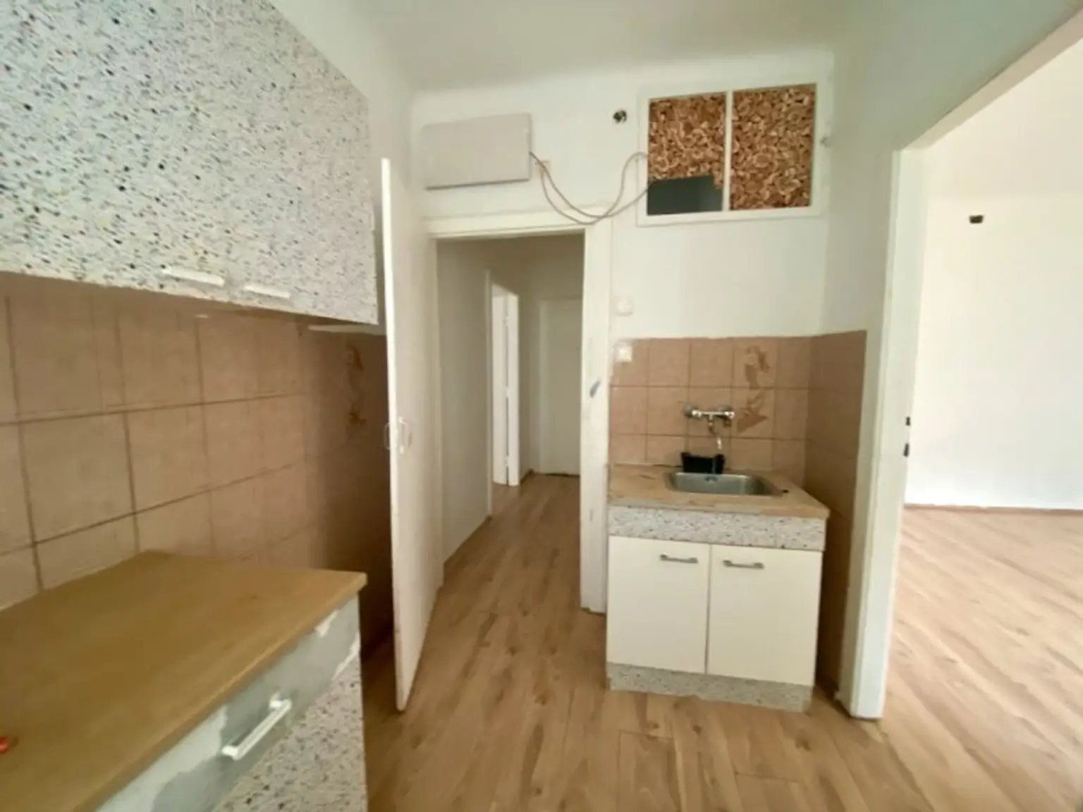 2 Zimmer-Wohnung ZUM SANIEREN, BLICK ins GRÜNE!