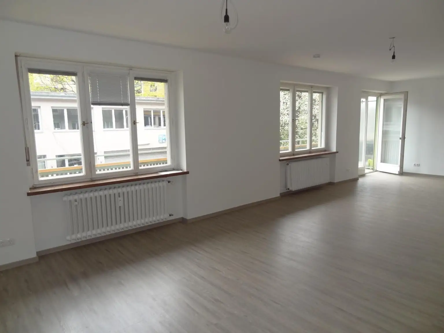 Büro mit Balkonzugang