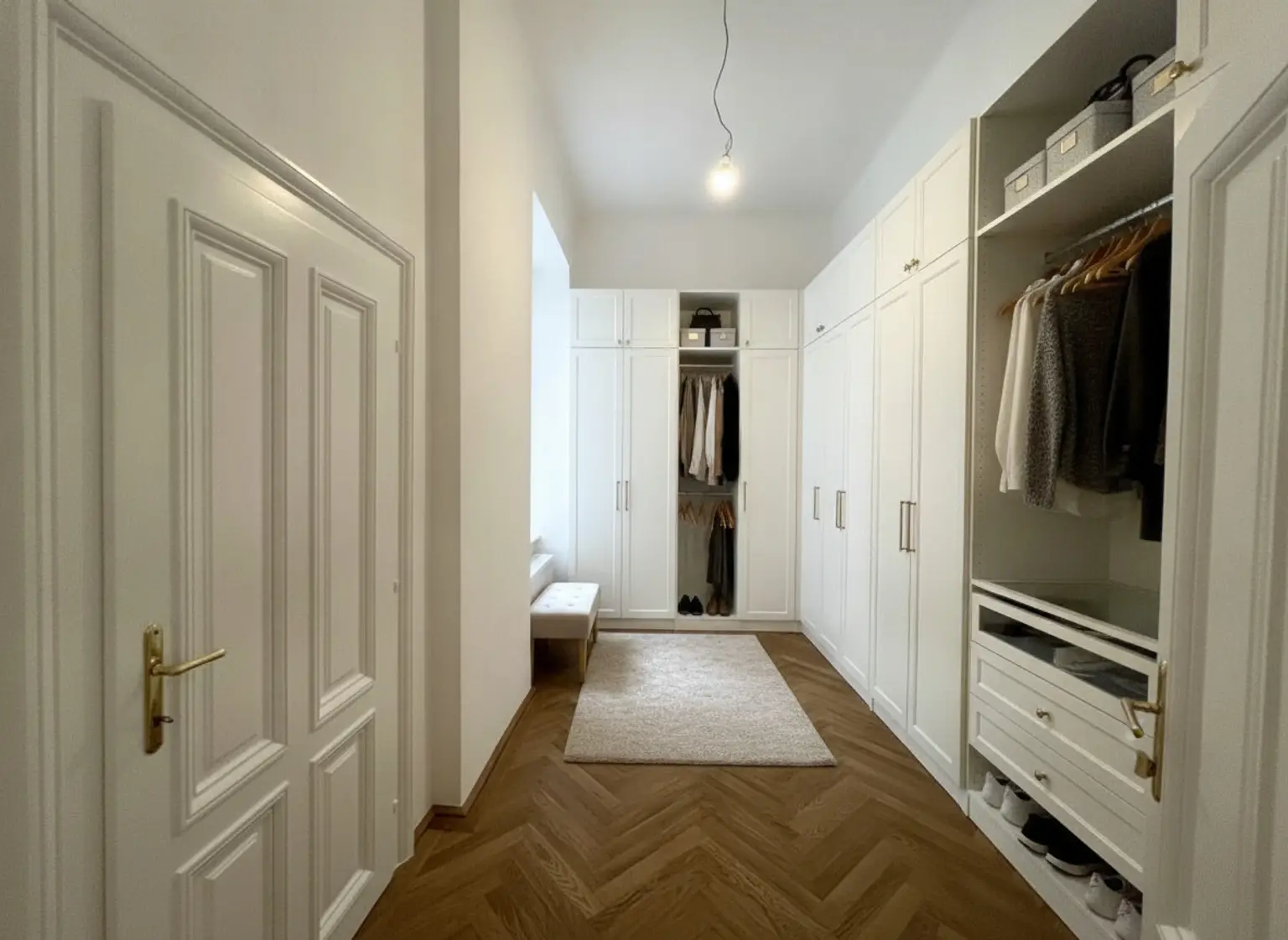 UNBEFRISTET und ERSTBEZUG: Prachtvolle, ruhige und klimatisierte Altbauwohnung in fantastischer Lage / FIRST OCCUPANCY: Quiet, air-conditioned flat in a historic building in a fantastic location