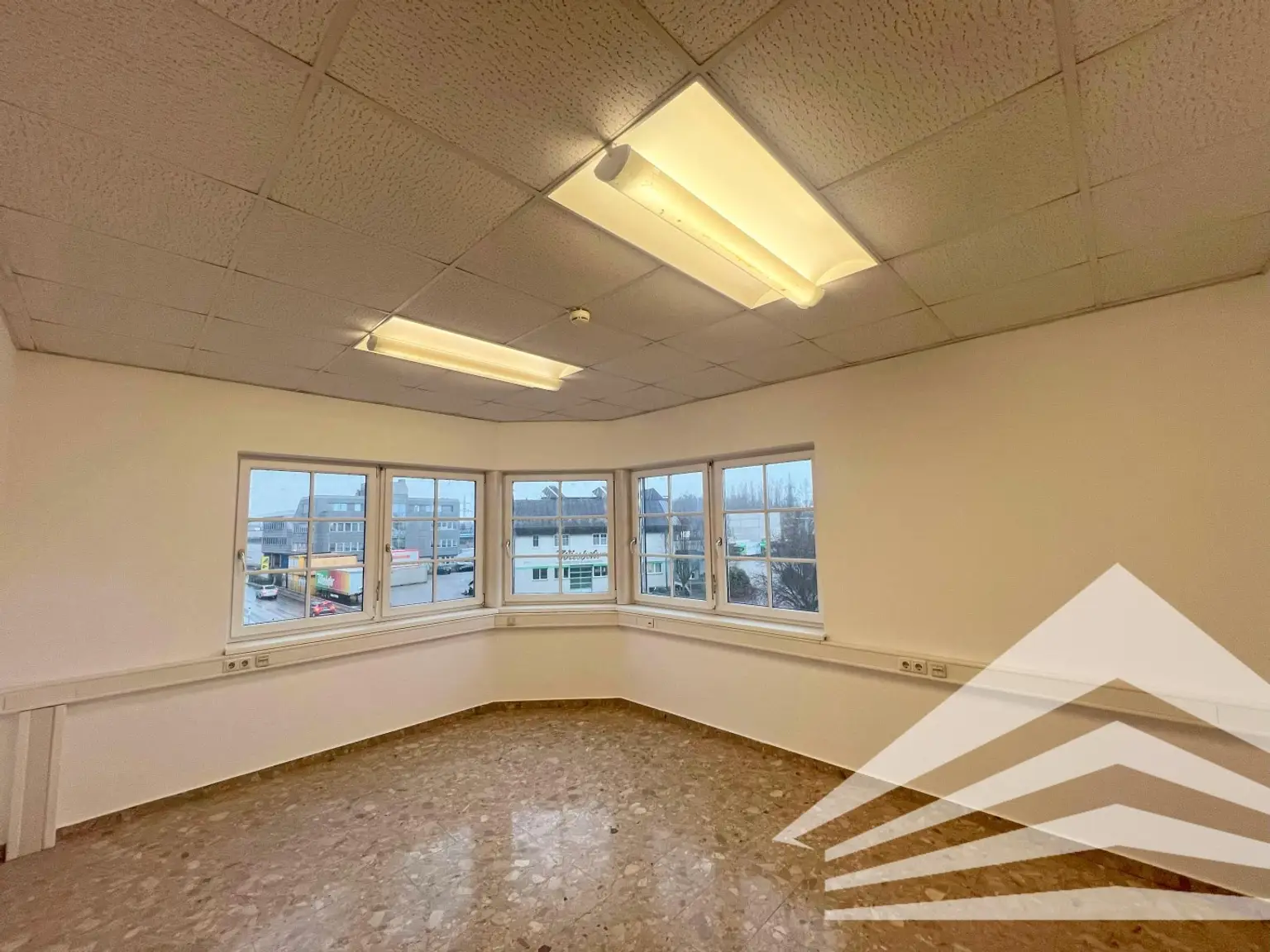 250 m² Büro mit 300 m² Lagerhalle in Steyregg! Parkplätze!