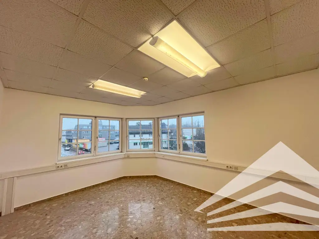 250 m² Büro mit 300 m² Lagerhalle in Steyregg! Parkplätze!