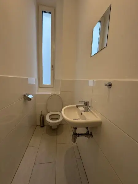 AKH-NÄHE, LAZARETTGASSE, sonnige 68 m2 Altbau, 2 Zimmer, Wohnküche, Wannenbad, Parketten, SAT/TV, 3. Liftstock, MED-UNI-Wien