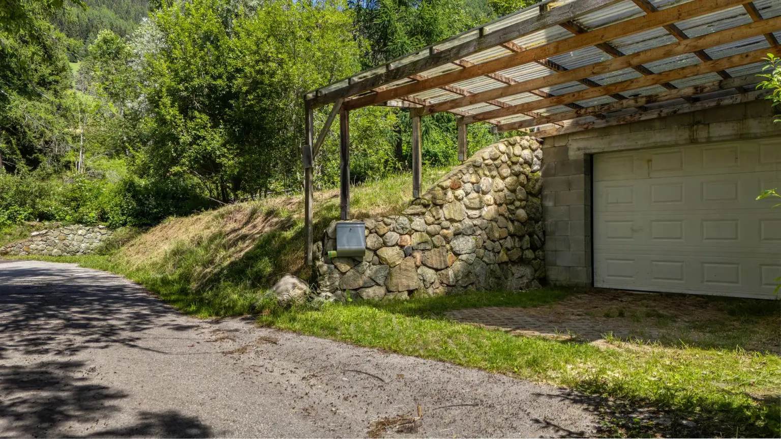Garage + KFZ Freistellplatz