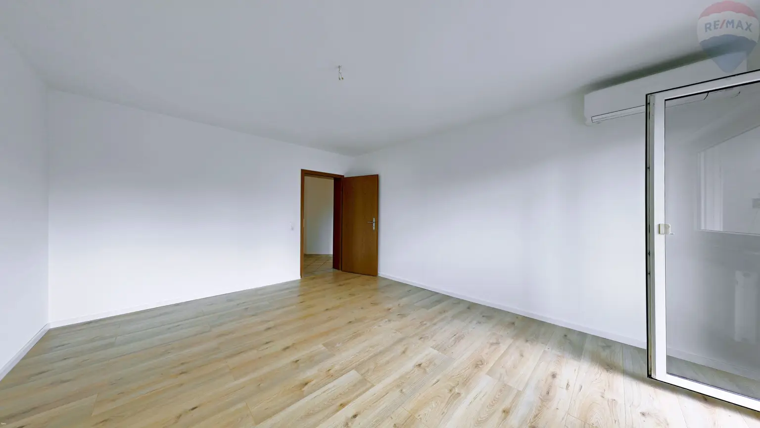 Schlafzimmer__Arbeitszimmer_mit_Balkon_1