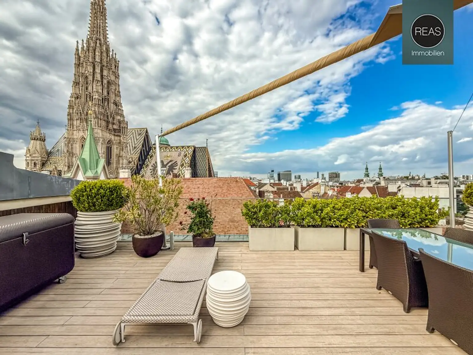 Dem Steffl so nah! Absolutes Traumapartment mit hochwertigen Einbaumöbeln und einzigartiger Dachterrasse samt Speiselift