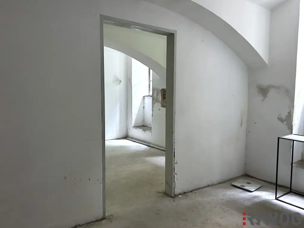 RARITÄT | Gewerbliches Apartment mit baubewilligter Planung | Komplett hofseitig | In Gehweite zum 1. Bezirk | Repräsentatives Jahrhundertwendehaus