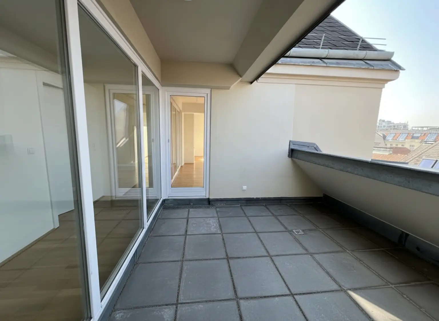 UNBEFRISTET - TOP LAGE: Moderne, ruhige und klimatisierte Dachgeschoss-Wohnung mit Terrasse / TOP LOCATION: Modern, quiet and air-conditioned apartment with terrace